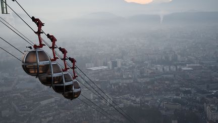 Vue sur l'agglomération grenobloise, le 13 décembre 2016. (JEAN-PIERRE CLATOT / AFP)