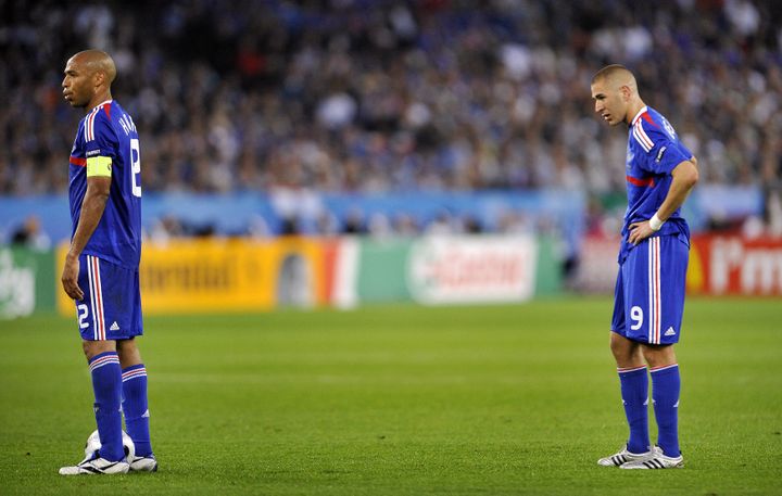 Thierry Henry et Karim Benzema après la défaite de la France face à l'Italie lors de l'Euro 2008. (FRANCK FIFE / AFP)