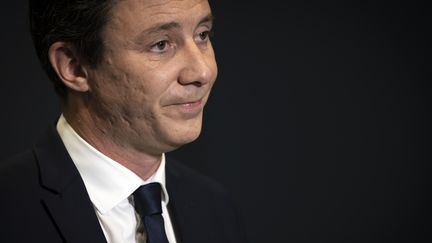 L'ancien candidat LREM à la mairie de Paris, Benjamin Griveaux, annonce qu'il retire sa candidature, dans un enregistrement vidéo effectué le 14 février 2020&nbsp;au siège de l'AFP&nbsp;dans la capitale. (LIONEL BONAVENTURE / AFP)