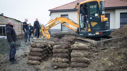 Des obus ont été extraits par des démineurs à Beuvry (Pas-de-Calais), le 16 janvier 2017. (MAXPPP)