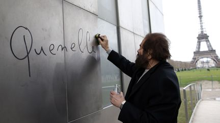 L'&eacute;crivain fran&ccedil;ais Marek Halter nettoie le mot "quenelle" inscrit sur le Mur pour la paix au Champ-de-Mars &agrave; Paris, le 6 janvier 2014. (BENOIT TESSIER  / REUTERS)