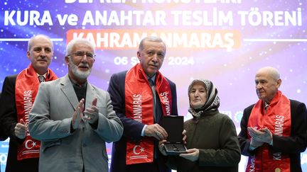 Turkish President Recep Tayyip Erdogan (center) during a visit on February 6, 2024 to the town of Kahramanmaras, hit by the February 2023 earthquake (MUSTAFA KAYA / XINHUA)