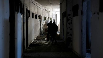 Des combattants des forces syriennes libres inspectent un bunker du groupe Etat islamique à Raqqa, en Syrie, le 18 octobre 2017. (ERIK DE CASTRO / REUTERS)