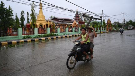 Des habitants de Kyauktaw (Birmanie) fuient la ville, le 14 mai 2023, avant le passage du cyclone Mocha. (SAI AUNG MAIN / AFP)