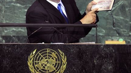 Benjamin Netanyahu brandit à la tribune de l'Onu un exemplaire des minutes de la conférence de Wannsee le 24/09/2009 (© AFP/TIMOTHY A. CLARY)