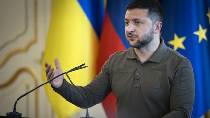 Volodymyr Zelensky donne une conférence de presse à Bratislava (Slovaquie), le 7 juillet 2023. (TOMAS BENEDIKOVIC / AFP)