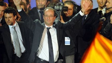 François Hollande salue la foule, place de la Bastille, à Paris le 6 mai 2012. (AFP - Franck Fife)