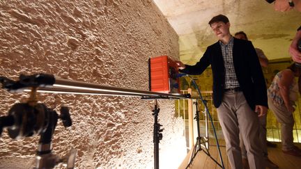 Un expert montrant un radar utilisé pour scanner le tombeau de Toutankhamon
 (MOHAMED EL-SHAHED / AFP)