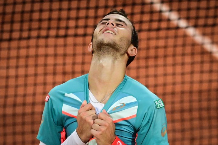 Hugo Gaston n'en revient pas, il vient de battre un ancien vainqueur de Roland-Garros, Stanislas Wawrinka. 
 (MARTIN BUREAU / AFP)