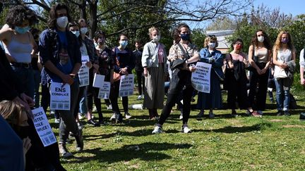 Des personnes rassemblées sur le campus de l'École normale supérieure de Lyon (Rhône) pour protester contre les violences sexuelles, le 1er avril 2021. (PHILIPPE DESMAZES / AFP)