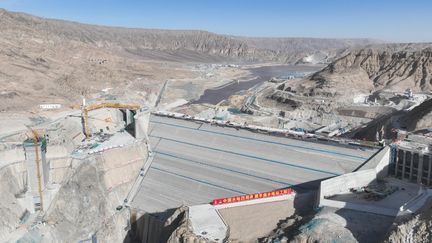 Le chantier chinois du barrage hydroélectrique de Yanggu, sur le plateau tibétain, le 14 décembre 2023. (STRINGER / CNSPHOTO)