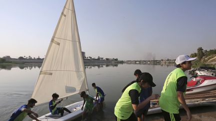 Des membres de la Fédération irakienne de voile sur les berges du Tigre, à Bagdad, le 15 octobre 2020. (SABAH ARAR / AFP)