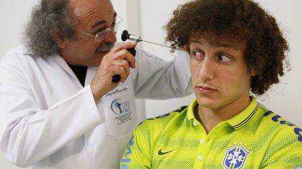 Examen m&eacute;dical&nbsp;pour le d&eacute;fenseur de l'&eacute;quipe de football br&eacute;silienne&nbsp;David Luiz&nbsp;(D) au camp d'entra&icirc;nement de Teresopolis (Br&eacute;sil), le 26 mai 2014. (RAFHAEL RIBEIRO / CBF / AFP)