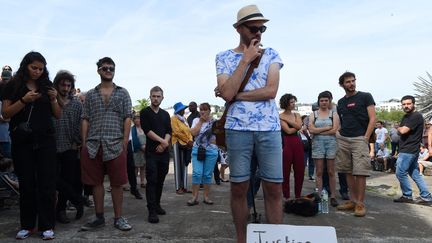 Une longue minute d'applaudissements suivie d'une minute de silence poignante a été respectée dans la matinée en hommage à Steve Maia Caniço, samedi 9 août 2019 à Nantes.
 (JEAN-FRANCOIS MONIER / AFP)