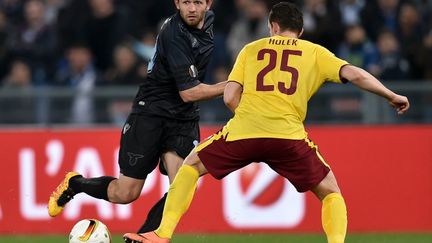 Senad Lulic (Lazio Rome) à la lutte avec Mario Holek (Sparta Prague)