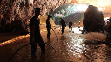 Des militaires de la marine thaïlandaise dans la grotte inondée de&nbsp;Tham Luang (Thaïlande), lors des opérations de sauvetage des enfants pris au piège, dans une photo diffusée le 7 juillet 2018. (HANDOUT / ROYAL THAI NAVY)