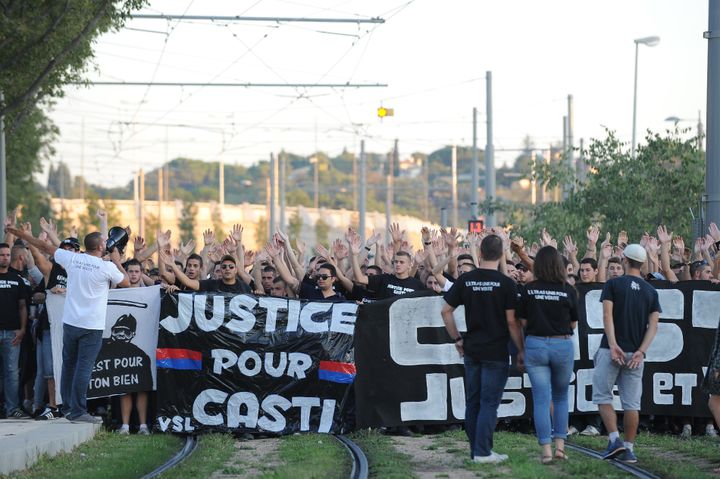 Des supporters de Montpellier brandissent une banderole, samedi 27 septembre 2014, deux ans apr&egrave;s qu'un des leurs a perdu un &oelig;il &agrave; cause d'un tir policier de flashball. (SYLVAIN THOMAS / AFP)