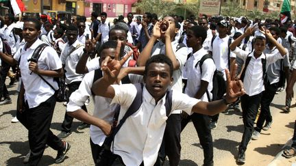 Des étudiants soudanais manifestent Khartoum, la capitale, le 30 juillet 2019, un jour après que des adolescents ont été tués lors d'un rassemblement contre la pénurie de pain et de carburant dans la ville d'Al-Obeid. (EBRAHIM HAMID / AFP)