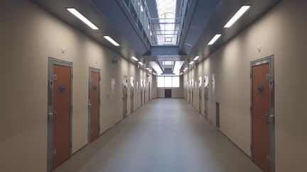 Une coursive dans la partie rénovée de la prison de la Santé.&nbsp; (MATHILDE LEMAIRE / RADIO FRANCE)