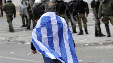 Un manifestant dans les rues d'Ath&egrave;nes (Gr&egrave;ce), le 10 f&eacute;vrier 2012. (LOUISA GOULIAMAKI / AFP)