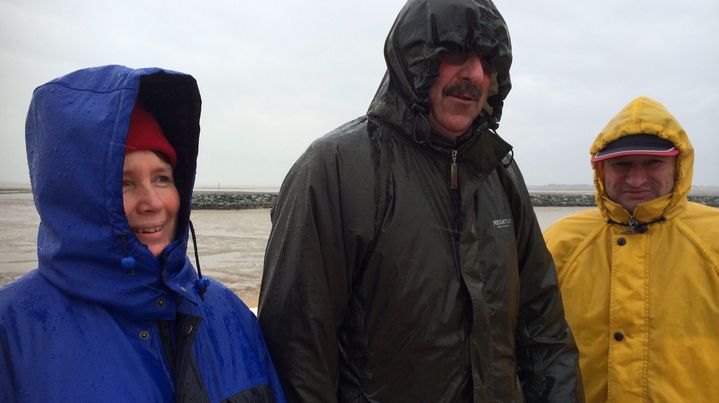 Marie-Claire, Jean-Claude et Jean-Claude sur la plage de Ch&acirc;telaillon (Charente-Maritime), le 20 f&eacute;vrier 2015. (CAROLE BELINGARD / FRANCETV INFO)