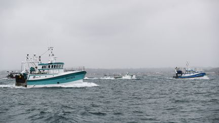 Des bateaux de pêche français à quelques encablures du port de Saint-Hellier, sur l'île de Jersey, le 6 mai 2021. (SAMEER AL-DOUMY / AFP)