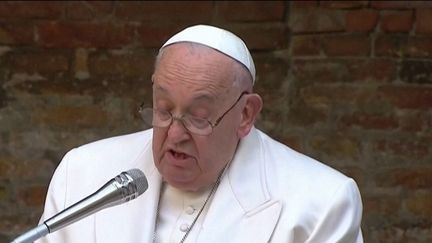 Affaibli par une santé déclinante, le souverain pontife a effectué son premier voyage hors du Vatican, dimanche 28 avril, à Venise (Italie), en sept mois.  Il se rend ensuite à Marseille.