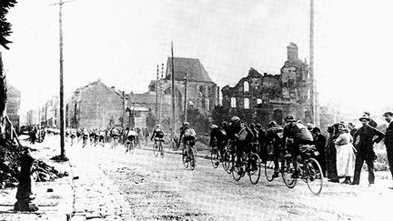 demeure le circuit cycliste des Champs de bataille, mis en place à l’initiative de  Marcel Allain, l’écrivain et créateur du personnage du célèbre personnage Fantomas. Cette course unique fut considérée unanimement comme la plus difficile de tous les temps, aussi bien en raison de sa météo que par l'état des routes dévastées.
 
 
 (DR)