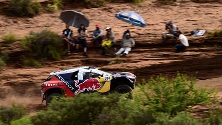 Carlos Sainz sur sa Peugeot (FRANCK FIFE / AFP)