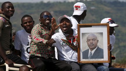 Les partisans du pr&eacute;sident Pierre Nkurunziza dans une rue &agrave; Bujumbura (Burundi), le&nbsp;15 mai 2015. (GORAN TOMASEVIC / REUTERS )