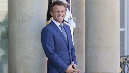 Emmanuel Macron sur le parvis de l'Élysée, le 29 août 2022. (SEBASTIEN MUYLAERT / MAXPPP)