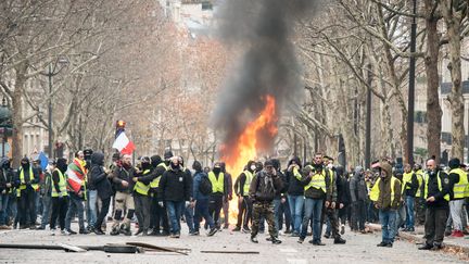 Des affrontements entre "gilets jaunes" et forces de l'ordre se produisent dans les rues de Paris, le 8 décembre 2018. (OLIVIER SAINT HILAIRE / HAYTHAM-REA)