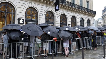 Le public attend l'ouverture du nouvel Apple Store parisien, le 3 juillet 2010, pr&egrave;s de l'Op&eacute;ra Garnier. (MIGUEL MEDINA / AFP)