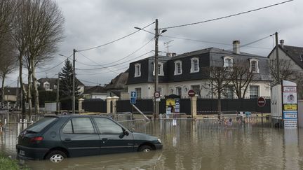 Une voiture submergée par les eaux de la Seine, dans les rues de la commune de Champs-sur-Marne (Seine-et-Marne), le 2 février 2018. (SAMUEL BOIVIN / AFP)