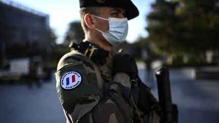 Les prévenus sont soupçonnés d'avoir voulu attaquer des militaires et policiers français. (CHRISTOPHE ARCHAMBAULT / AFP)