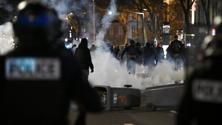 24 mars 2023. A Lyon, rassemblement spontané d'une centaine de personnes contre la réforme des retraites et l'activation du 49.3. Le cortège a été rapidement dispersé par les forces de l'ordre avec l'aide des gaz lacrymogènes au niveau du pont de la Guillotière. (Illustration) (NORBERT GRISAY  / MAXPPP)