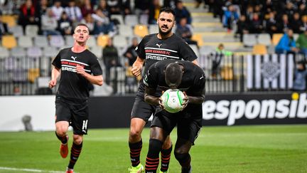 Les Rennais célèbrent un but sur la pelouse du Stade&nbsp;&nbsp;Ljudski vrt&nbsp;de Maribor, contre Mura, pour la 3e journée de Ligue Europa Conférence, jeudi 21 octobre. (JURE MAKOVEC / AFP)