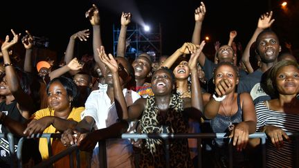 La foule en délire lors de la 9e édition du festival Femua, le 23 avril 2016 à Abidjan (SIA KAMBOU / AFP)