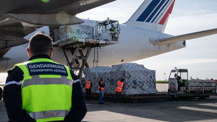 Un avion de la compagnie Air France de retour de Chine sur le tarmac de l'aéroport Charles-de-Gaulle, le 30 avril 2020. (BERTRAND GUAY / AFP)