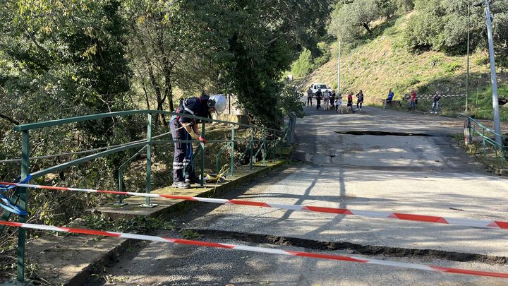 Le pont qui menace de s'effondrer au petit village du Muy, au Var. (ANNE-LYVIA TOLLINCHI / FRANCEINFO / RADIO FRANCE)