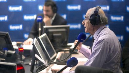 Jean-Pierre Elkabbach lors d'une interview sur Europe 1, en mars 2012. (LIONEL BONAVENTURE / AFP)