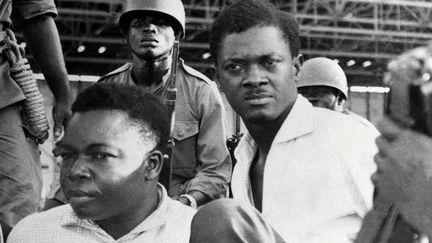 Patrice Lumumba (D), alors Premier ministre du Congo-Kinshasa, et Joseph Okito (G), vice-président du Sénat, lors de leur arrestation à Léopoldville (aujourd'hui Kinshasa), en décembre 1960.&nbsp; (STRINGER / AFP)