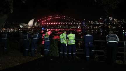 En Australie, l'accès aux alentours de l'opéra de Sydney a été fortement restreint en raison de l'épidémie et des patrouilles organisées pour veiller au respect des consignes. (RICHARD MILNES/SHUTTERSTOCK/SIPA)