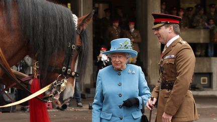 La reine d'Angleterre Elizabeth II a confié son étalon Recorder à un haras du Calvados pour qu'il se reproduise avec des juments. Ci-contre, Elizabeth II lors d'une visite au régiment de cavalerie à Londres en octobre 2017. (YUI MOK / POOL)