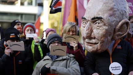 Des militants d'Extinction Rebellion protestent devant les locaux d'Amazon à Londres (Royaume-Uni), le 26 novembre 2021. (TOLGA AKMEN / AFP)