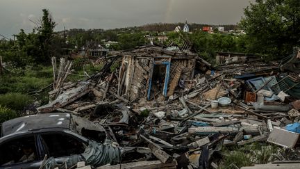 Les décombres dans le village de Bohorodychne situé dans la région de Donetsk (Ukraine), le 26 mai 2023. (OLEG PETRASYUK / EPA)