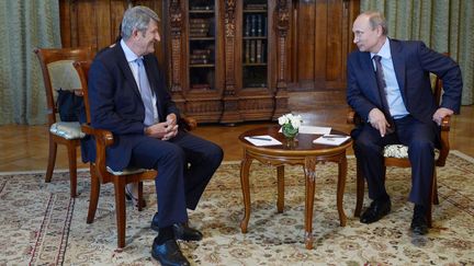 Le fondateur du Puy du fou, Philippe de Villiers, et le pr&eacute;sident russe, Vladimir Poutine, le 14 ao&ucirc;t 2014 &agrave; Yalta (Crim&eacute;e). (ALEXEI NIKOLSKY / AFP)