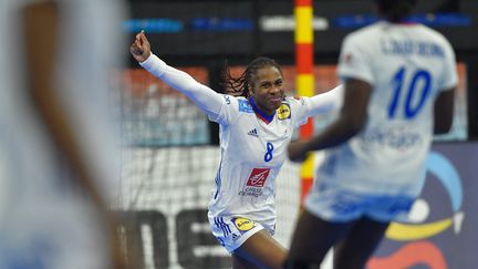 Coralie Lassource célèbre son but pendant le quart de finale qui opposait la France à la Suède, mercredi 15 décembre, à Granollers (Espagne). (PAU BARRENA / AFP)