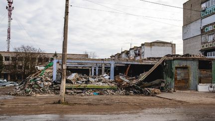 Des bâtiments endommagés à Snihurivka, dans l'oblast de Mykolaiv, en Ukraine, le 24 décembre 2023. (photo d'illustration) (ARSEN DZODZAEV / ANADOLU / AFP)