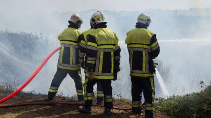 Des pompiers sur le feu de&nbsp;Carro, le 26 juillet 2017. (MAXPPP)